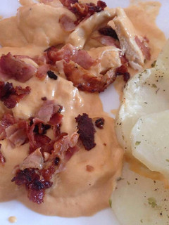 Una foto de Pechuga de pollo a la crema con bacon