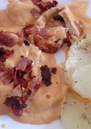Una foto de Pechuga de pollo a la crema con bacon