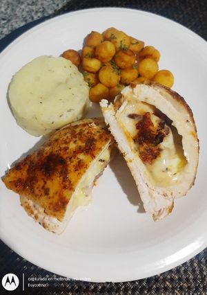 Una foto de Pechuga rellena de mozzarella y tomate seco