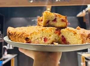Una foto de Torta de ciruelas o Plums cake en Tierra 🏴󠁧󠁢󠁥󠁮󠁧󠁿