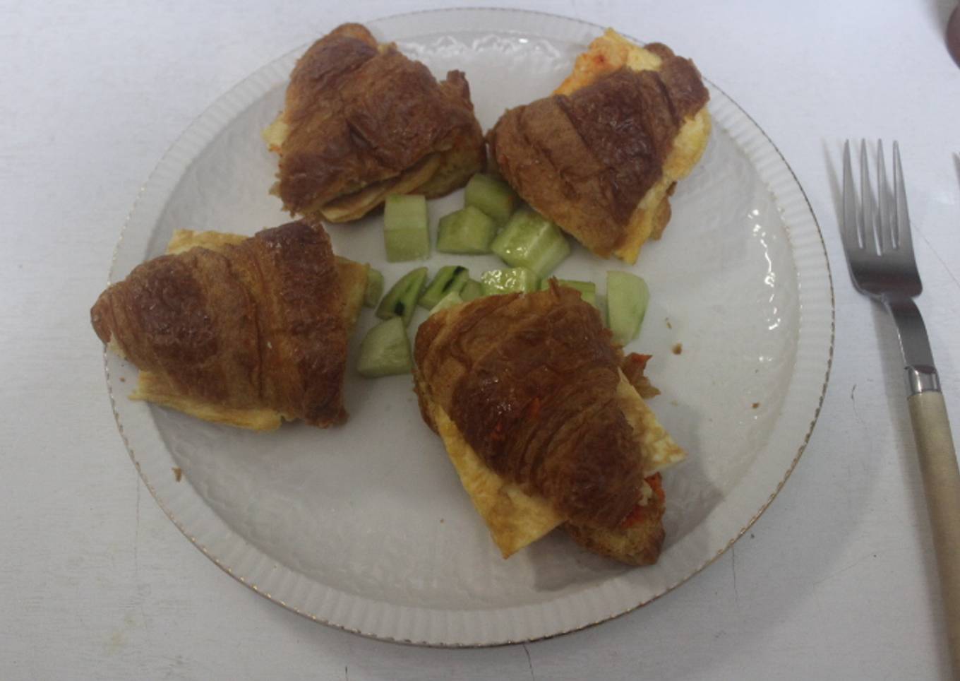 Cruasanes rellenos de tortilla cuadrada acompañados de daditos de pepino