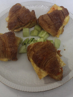 Una foto de Cruasanes rellenos de tortilla cuadrada acompañados de daditos de pepino