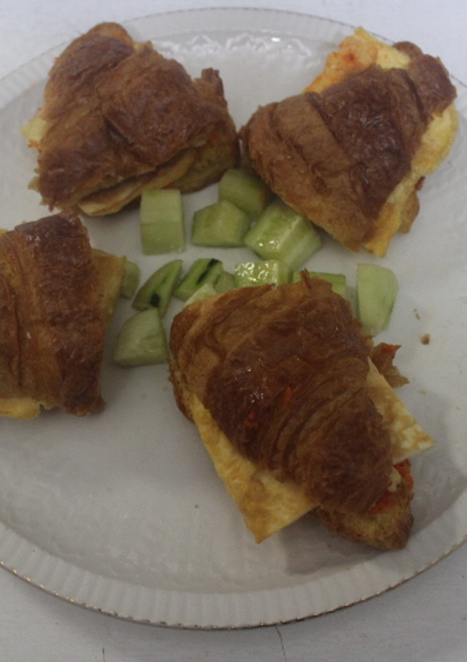 Una foto de Cruasanes rellenos de tortilla cuadrada acompañados de daditos de pepino