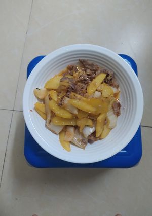 Hình của món Khoai tây xào kim chi thịt bò.