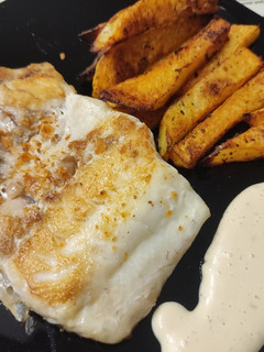 Una foto de Sargo Real a la Plancha con Mayonesa Yakiniku y Patatas Rústicas