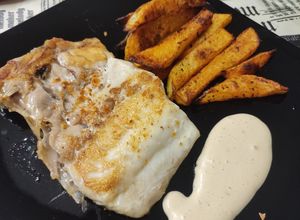 Una foto de Sargo Real a la Plancha con Mayonesa Yakiniku y Patatas Rústicas