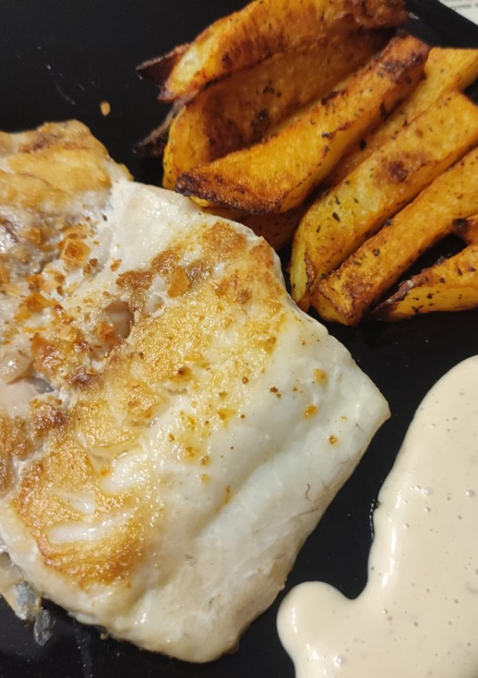 Una foto de Sargo Real a la Plancha con Mayonesa Yakiniku y Patatas Rústicas