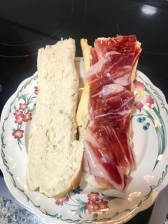 Una foto de Bocadillo de jamón ibérico con aceite de oliva y tomate