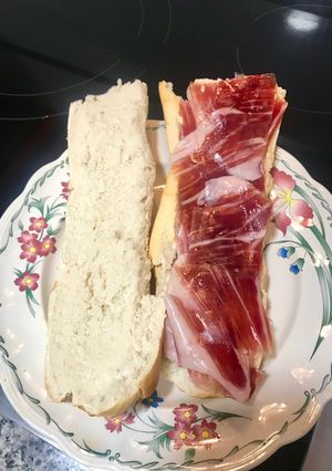 Foto principal de Bocadillo de jamón ibérico con aceite de oliva y tomate