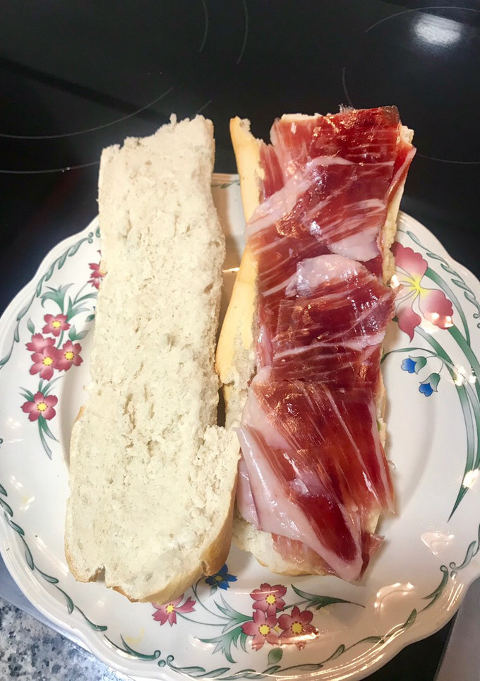 Una foto de Bocadillo de jamón ibérico con aceite de oliva y tomate