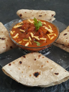 સેવ ટામેટા નું શાક (Sev Tameta Shak Recipe In Gujarati) રેસીપી મુખ્ય ફોટો