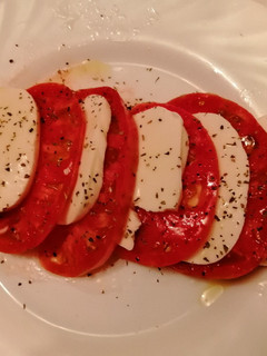 Una foto de Ensalada de tomate y mozzarella