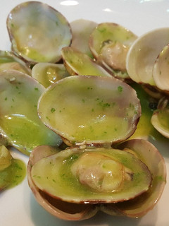 Una foto de Almejas en salsa verde con aroma de jengibre