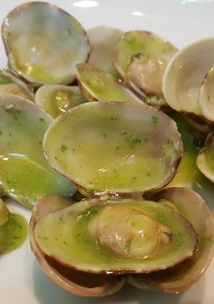 Una foto de Almejas en salsa verde con aroma de jengibre