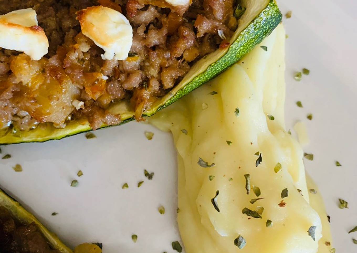 Calabacín relleno con cama de puré de patata