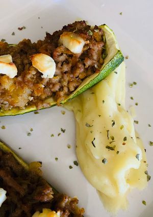 Una foto de Calabacín relleno con cama de puré de patata