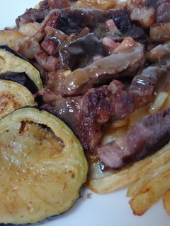 Una foto de Entrecot amb salsa verduras i bacon amb uberguines