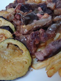 Una foto de Entrecot amb salsa verduras i bacon amb uberguines