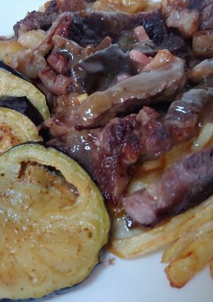 Una foto de Entrecot amb salsa verduras i bacon amb uberguines