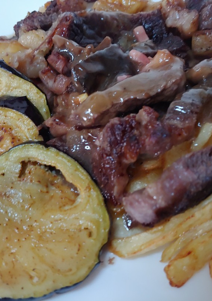 Una foto de Entrecot amb salsa verduras i bacon amb uberguines