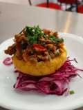 Canasta de patacones con relleno de carne y col morada encurtido