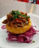 Canasta de patacones con relleno de carne y col morada encurtido