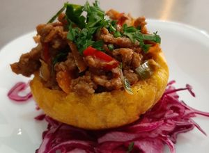 Una foto de Canasta de patacones con relleno de carne y col morada encurtido
