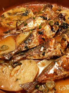 Una foto de Cazuela imperial de jureles con fumet de gambas