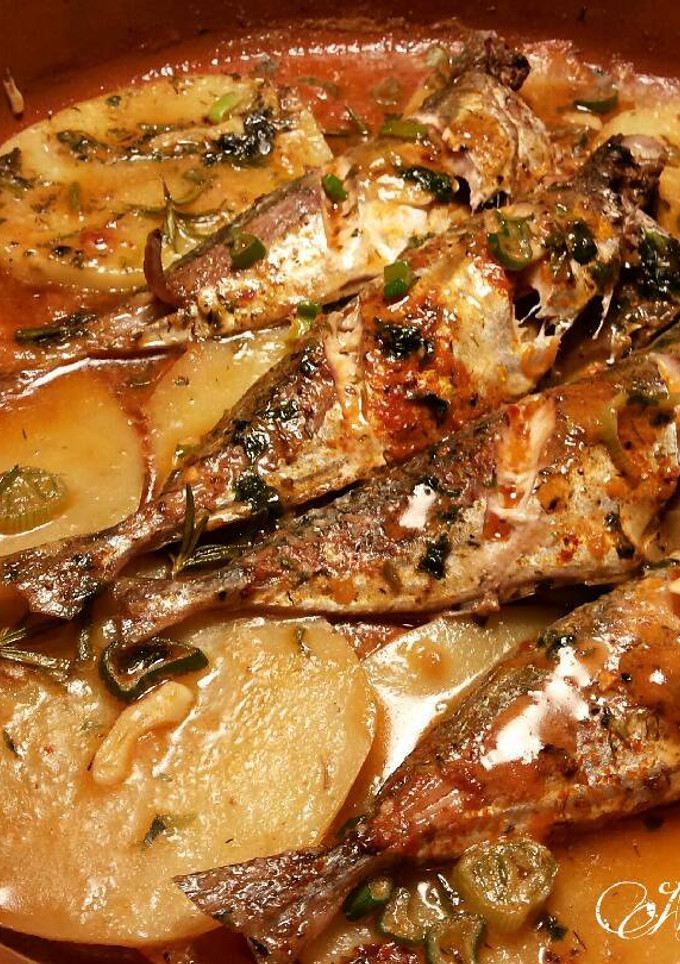Una foto de Cazuela imperial de jureles con fumet de gambas