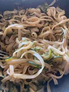Una foto de Espaguetis con calabacín al wok