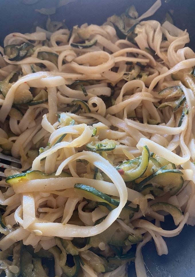 Una foto de Espaguetis con calabacín al wok