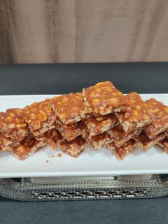 मूंगफली की चिक्की (Mungfali ki Chikki recipe in Hindi) रेसिपी मुख्य फोटो