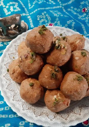 आटे के लड्डू (aate ke laddu recipe in hindi) रेसिपी मुख्य फोटो
