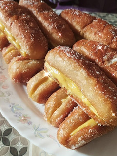 Una foto de Pepitos rellenos de crema pastelera