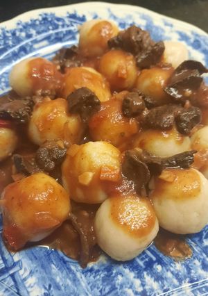 Una foto de Ñoquis bolita con salsa de champiñones