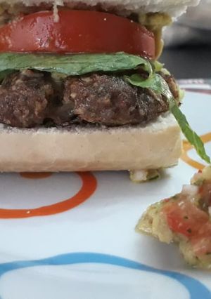Una foto de Hamburguesas caseras al horno, con guacamole