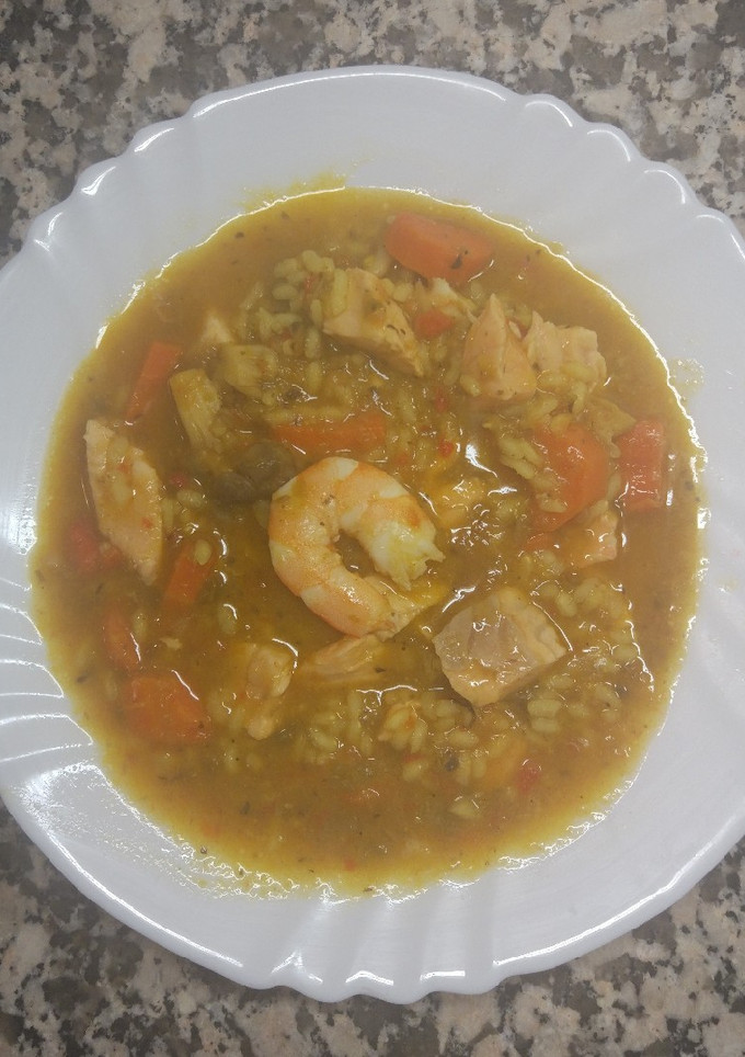 Una foto de Arroz caldoso de salmón, setas y langostinos