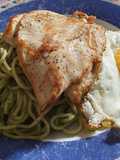 Tallarines verdes con filete y huevo frito