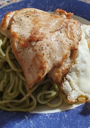 Una foto de Tallarines verdes con filete y huevo frito