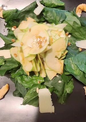 Una foto de Ensalada de Espinaca y Manzana Verde