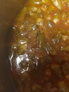 صورة لوصفة بامية بصوص الطماطم والشوربة