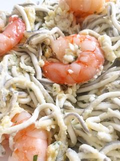Una foto de Revuelto de gulas con langostinos