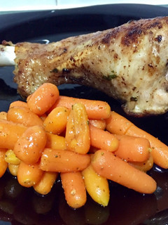 Una foto de Muslo de Pavo al horno con zanahorias mini