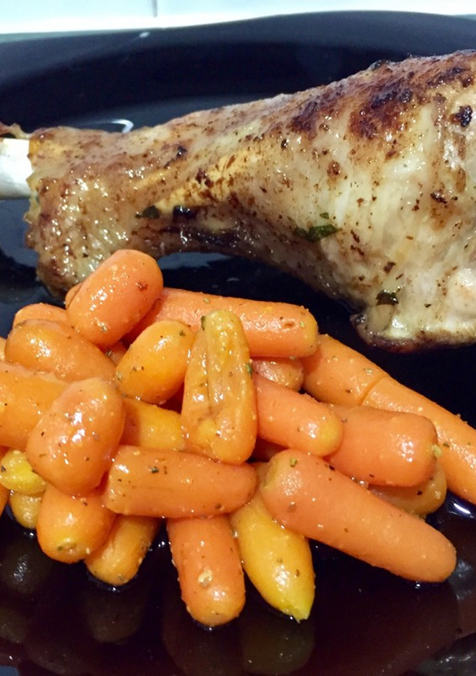 Una foto de Muslo de Pavo al horno con zanahorias mini