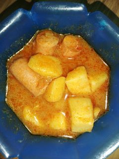 Krumplipaprikás füstölt virslivel recept fotója