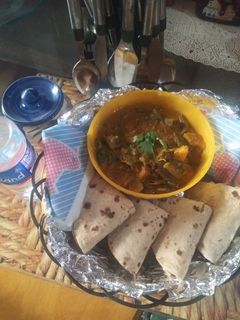 सेम और आलू की सब्जी (Sem aur aloo ki sabzi recipe in Hindi) रेसिपी मुख्य फोटो