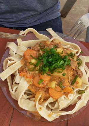 Una foto de Fetuccini al huevo con salsa