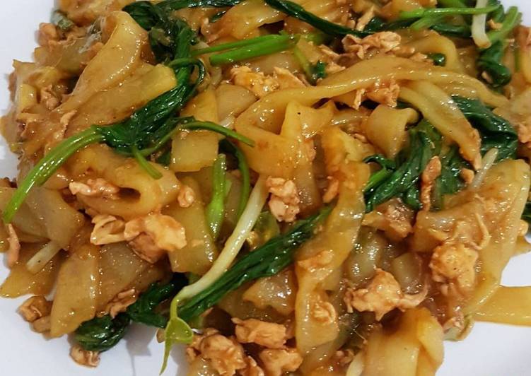 Bagaimana Menyiapkan Kwetiaw Kangkung Belacan, Enak Banget