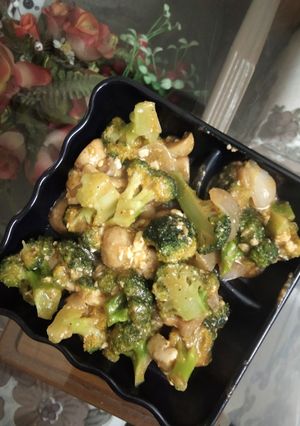 A picture of Caramelized Broccoli,mushroom.