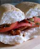 Sándwich de pescado y ensalada chilena